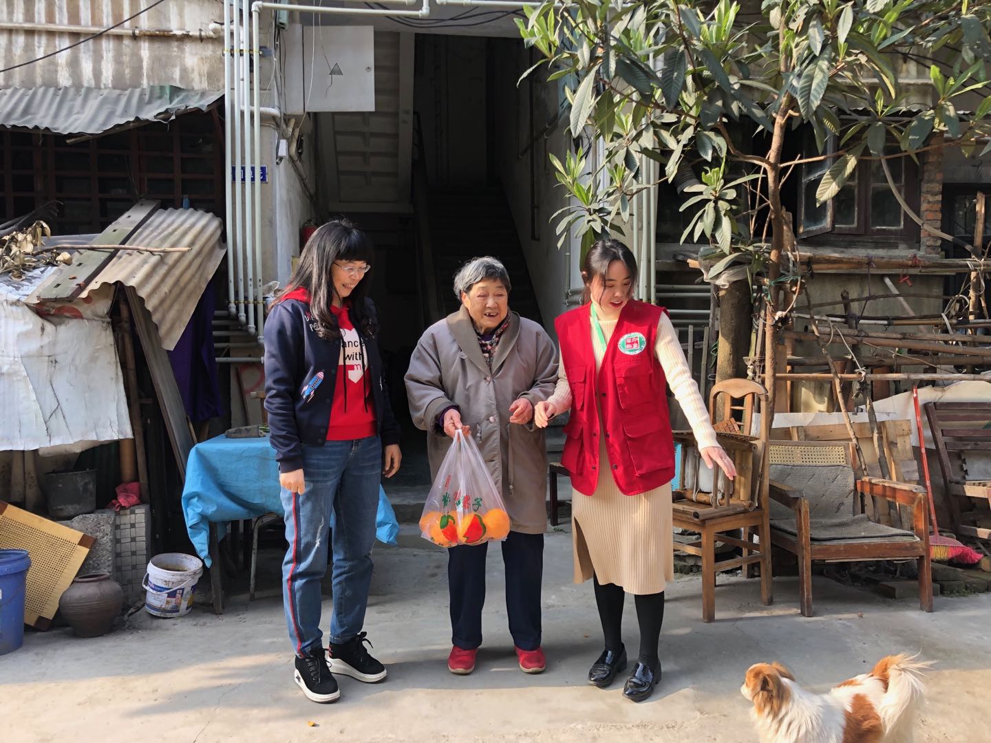 用(yòng)愛(ài)心撐起一(yī)片豔陽天